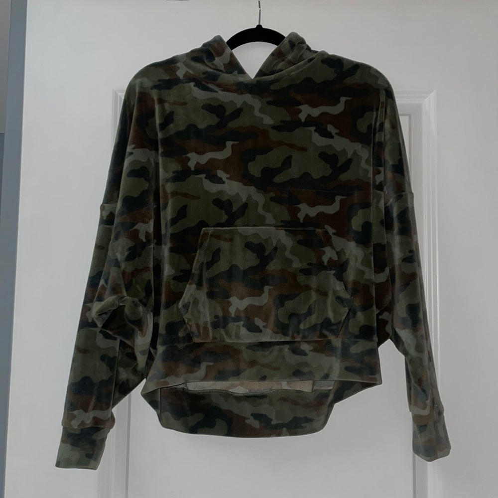 Size Medium Great condition! American eagle camo cropped hoodie